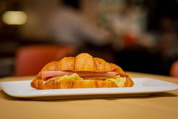 Croissant Jambon / Fromage et Oeufs