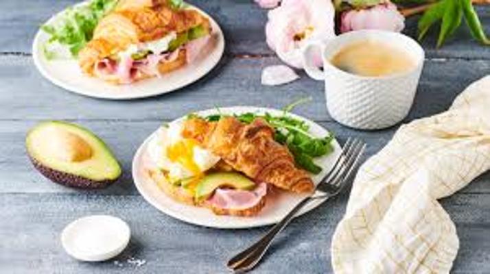 Oeuf brouillés campagne + fromage et oeuf + avocat + croissant jambon