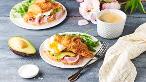 Oeuf brouillés campagne + fromage et oeuf + avocat + croissant jambon